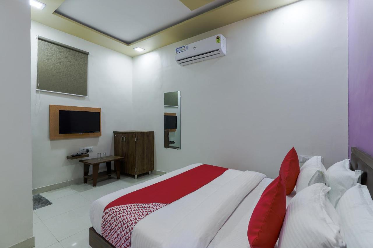 Oyo 47110 Hotel Royal Palace Naroda 외부 사진