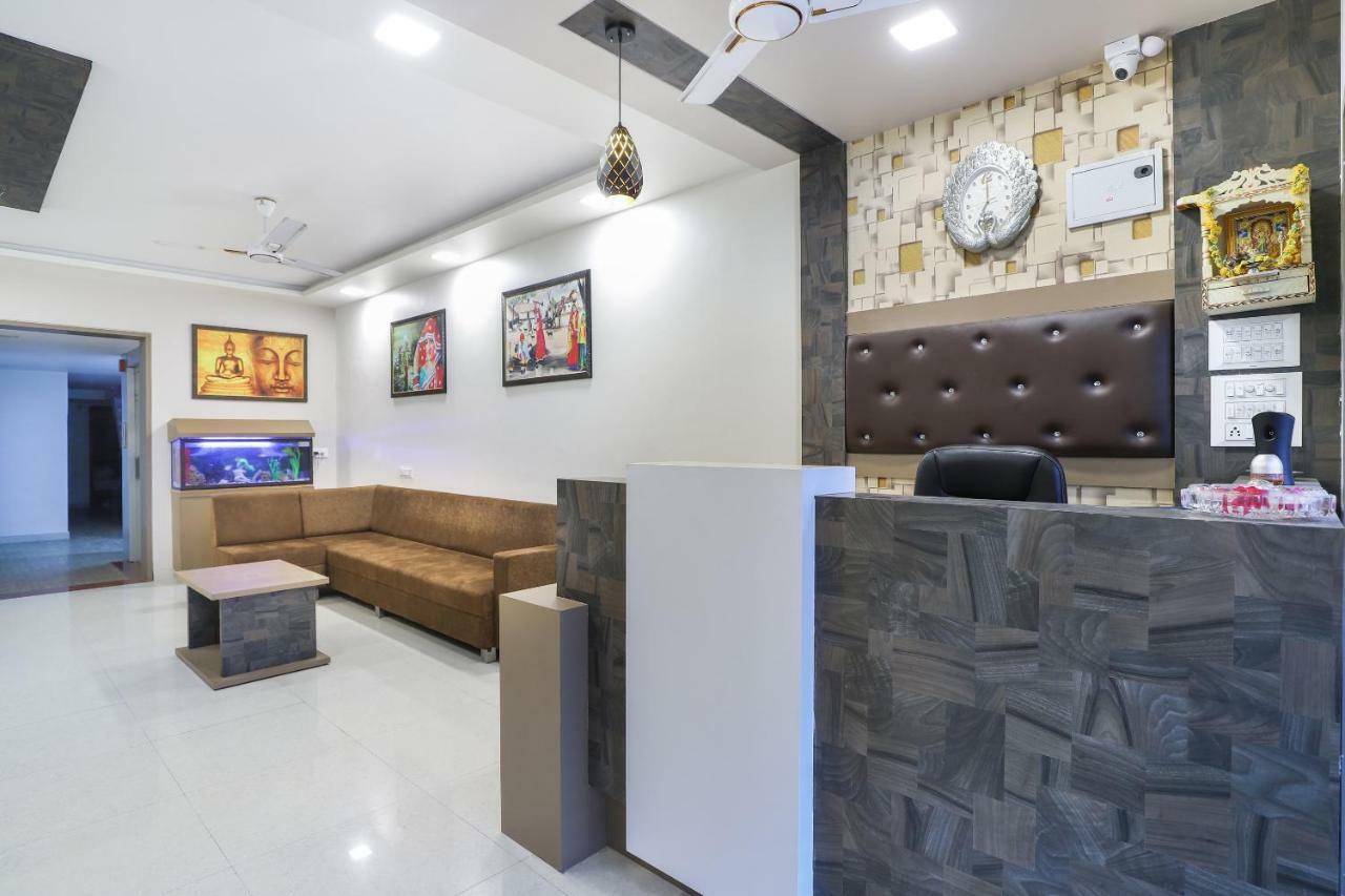 Oyo 47110 Hotel Royal Palace Naroda 외부 사진
